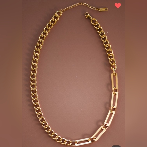 031. Gold Chain Link Necklace - Picture 2 of 3